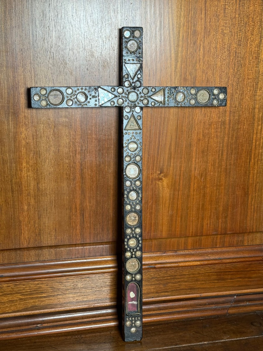  Relique espagnole du milieu du XVIIe siècle, contenant la relique de la Sainte Croix au centre