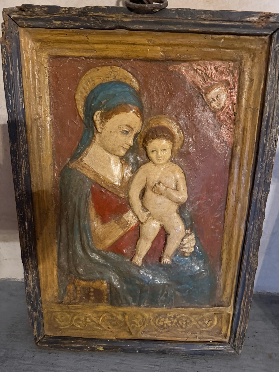 Bas-relief en stuc polychrome du XVIIe siècle représentant la Vierge Marie et l'Enfant  