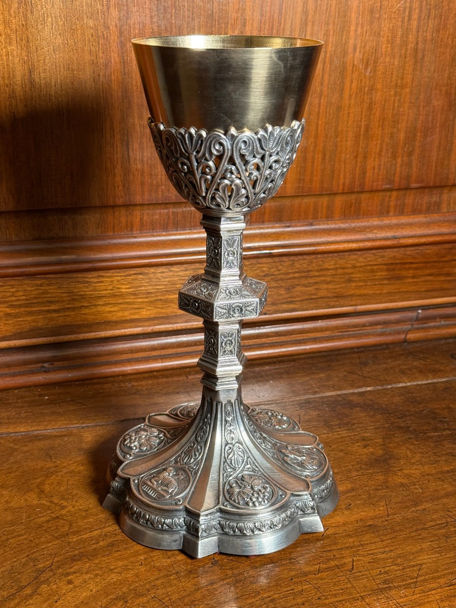 Gothic-style Embossed Silver Chalice With Its Paten, Early 20th Century 