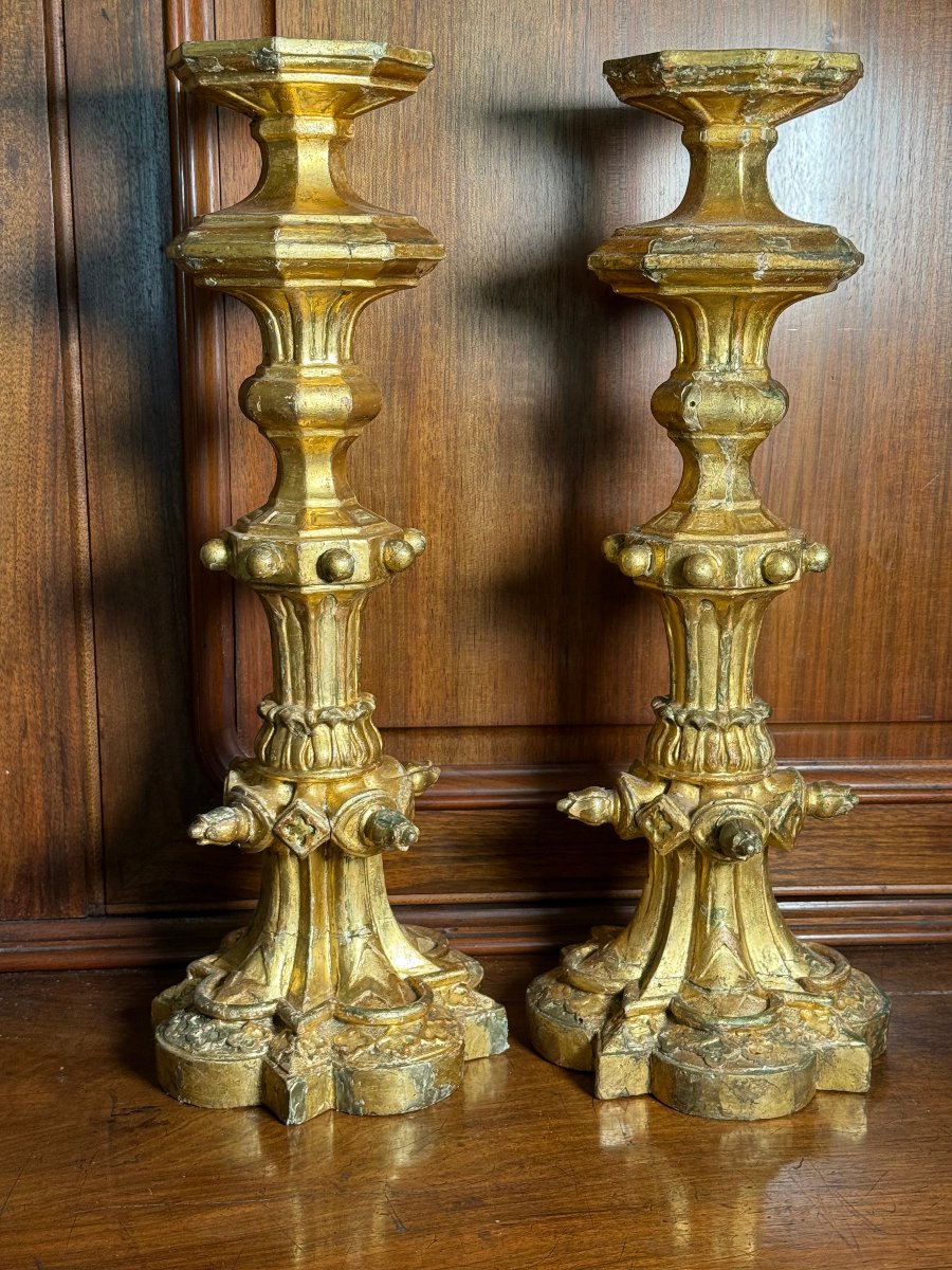 Paire de chandeliers en bois sculpté, dorés à l'or fin, XIXe siècle  