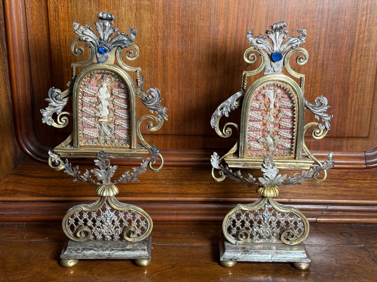 Deux reliquaires jumeaux en bronze et argent, contenant chacun 11 reliques de saints.  