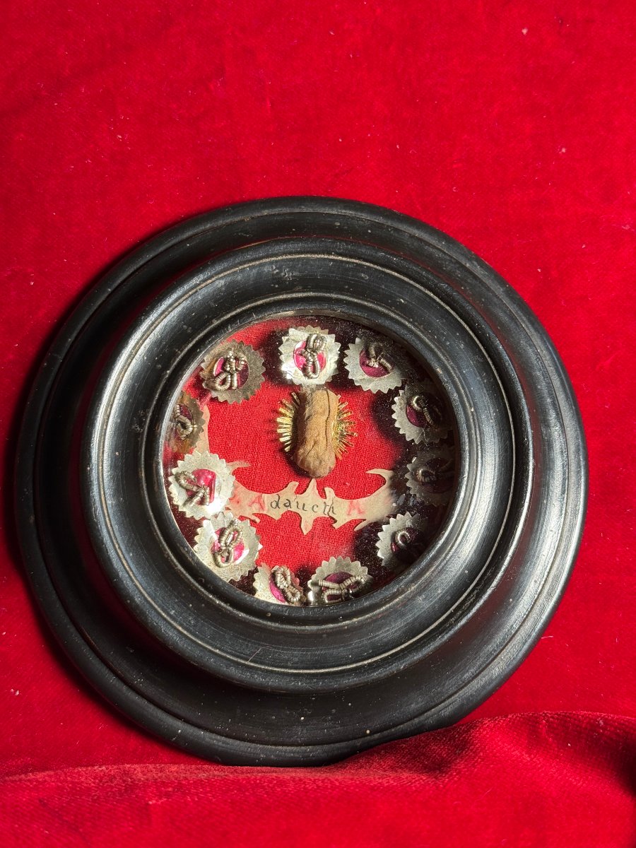Cadre en bois ébénisé contenant des reliques du martyr saint Audacto  