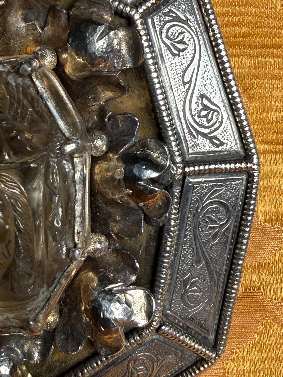 Razionale  en argent du XVIIe siècle ornée d'une topaze centrale à décor glyptique -photo-1