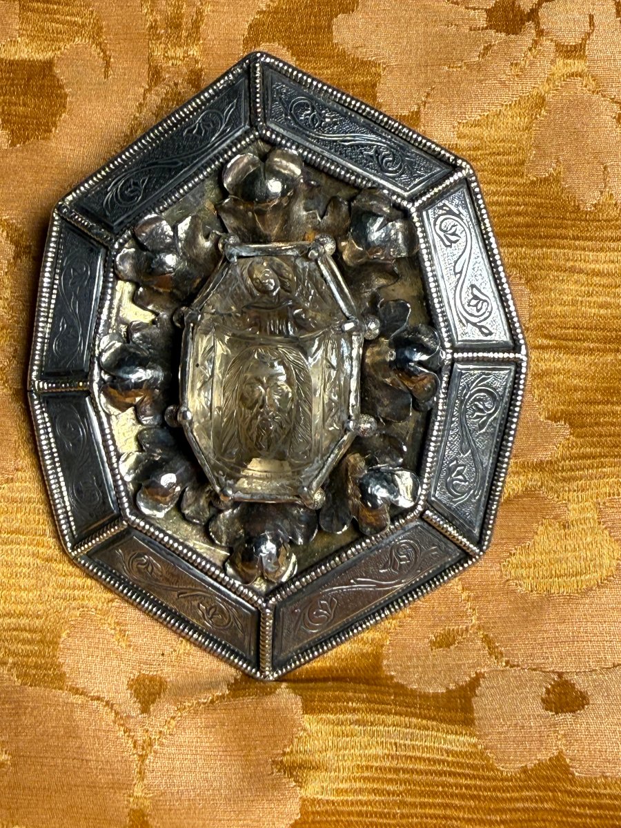 Razionale  en argent du XVIIe siècle ornée d'une topaze centrale à décor glyptique 