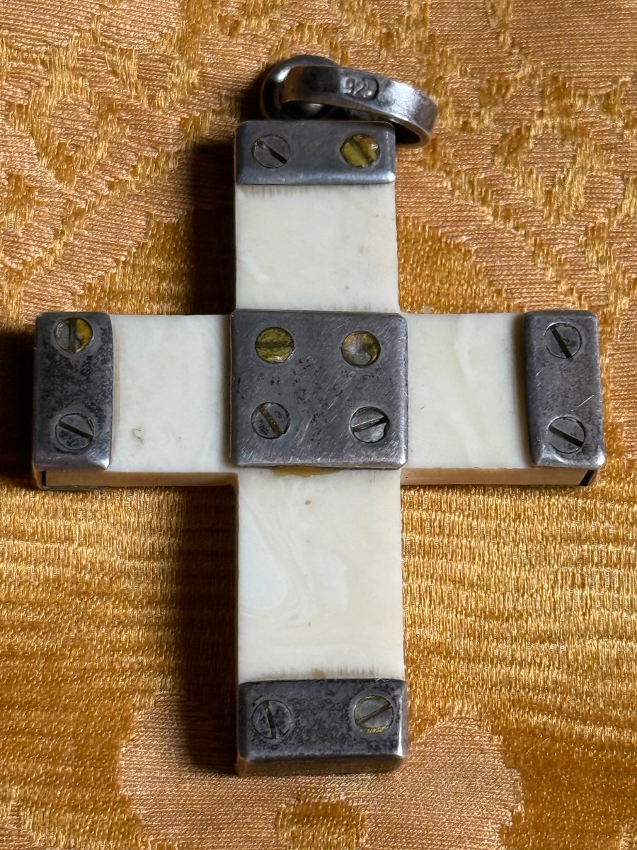 Lot de deux croix, l'une en argent et l'autre en argent et ivoire. -photo-3