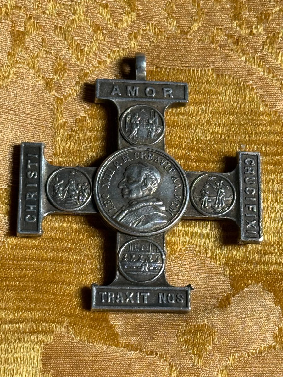 Lot de deux croix, l'une en argent et l'autre en argent et ivoire. 
