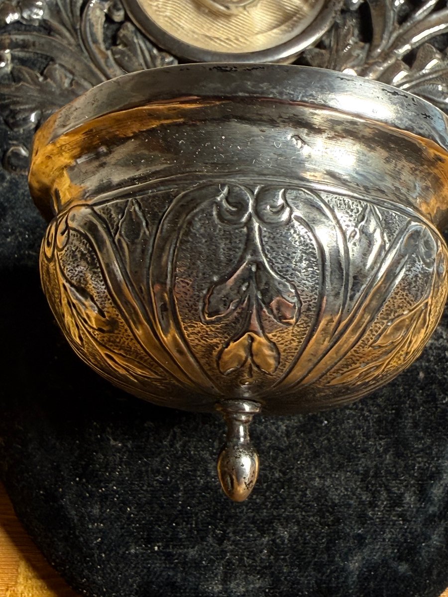 Bénitier en argent repoussé contenant en son centre une relique de la Sainte Croix -photo-3