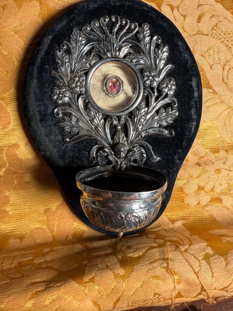 Bénitier en argent repoussé contenant en son centre une relique de la Sainte Croix 