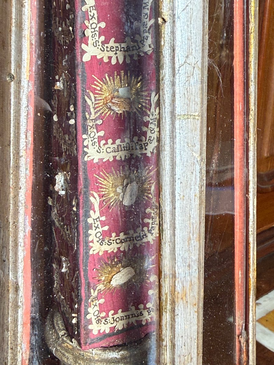 Un reliquaire hexagonal en bois doré, de forme pyramidale, contenant 24 reliques de saints-photo-3
