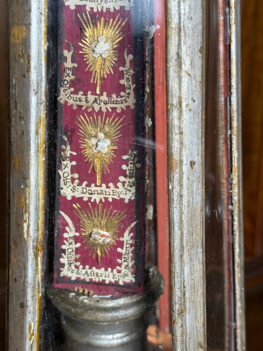 Un reliquaire hexagonal en bois doré, de forme pyramidale, contenant 24 reliques de saints-photo-1