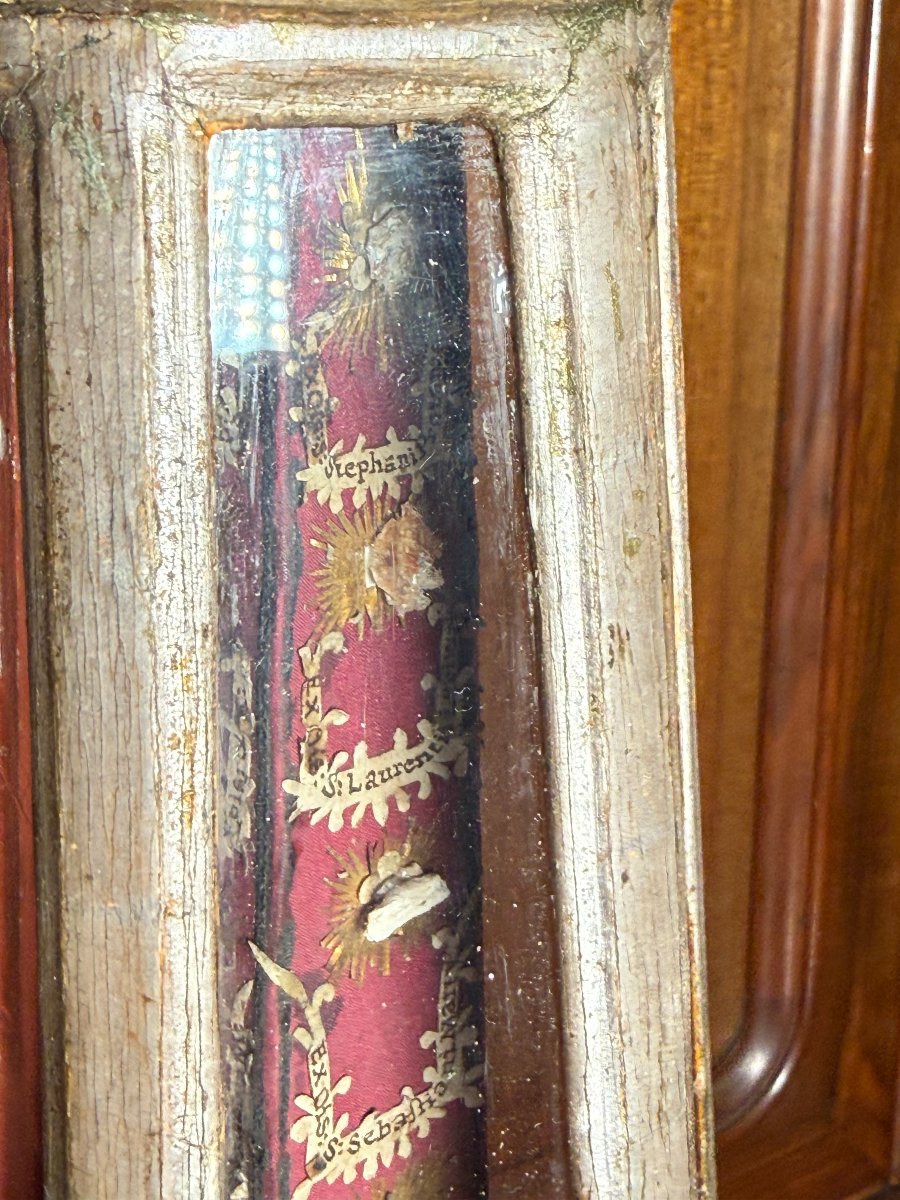 Un reliquaire hexagonal en bois doré, de forme pyramidale, contenant 24 reliques de saints-photo-2