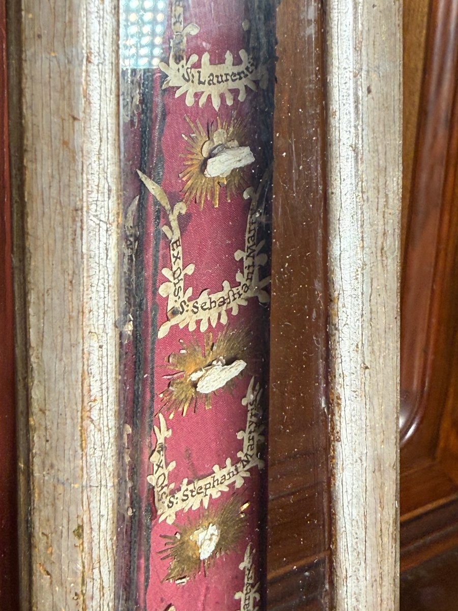 Un reliquaire hexagonal en bois doré, de forme pyramidale, contenant 24 reliques de saints-photo-3