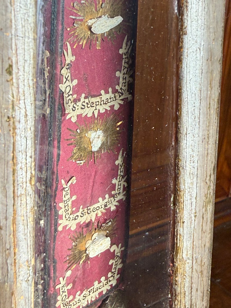Un reliquaire hexagonal en bois doré, de forme pyramidale, contenant 24 reliques de saints-photo-4