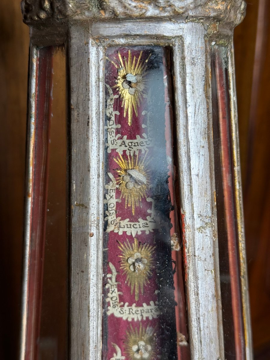 Un reliquaire hexagonal en bois doré, de forme pyramidale, contenant 24 reliques de saints-photo-5