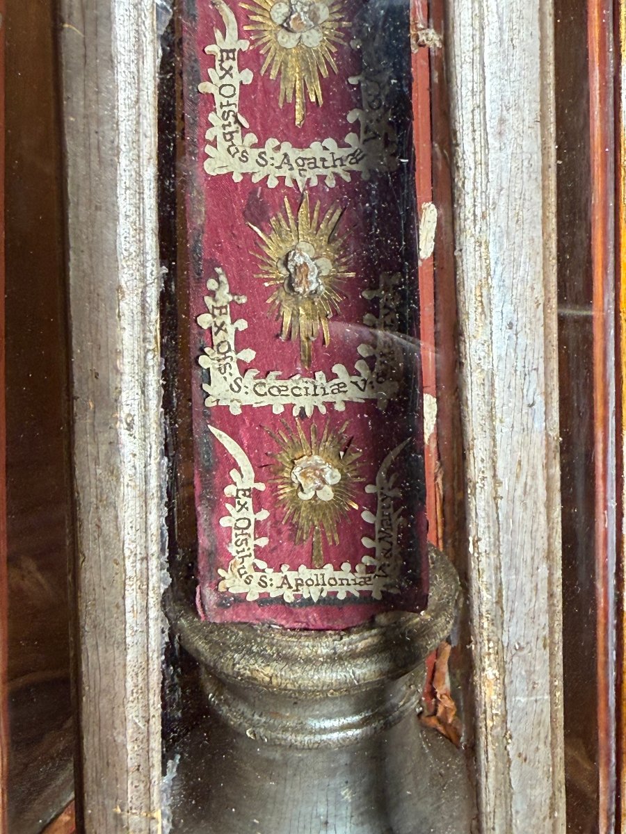 Un reliquaire hexagonal en bois doré, de forme pyramidale, contenant 24 reliques de saints-photo-7