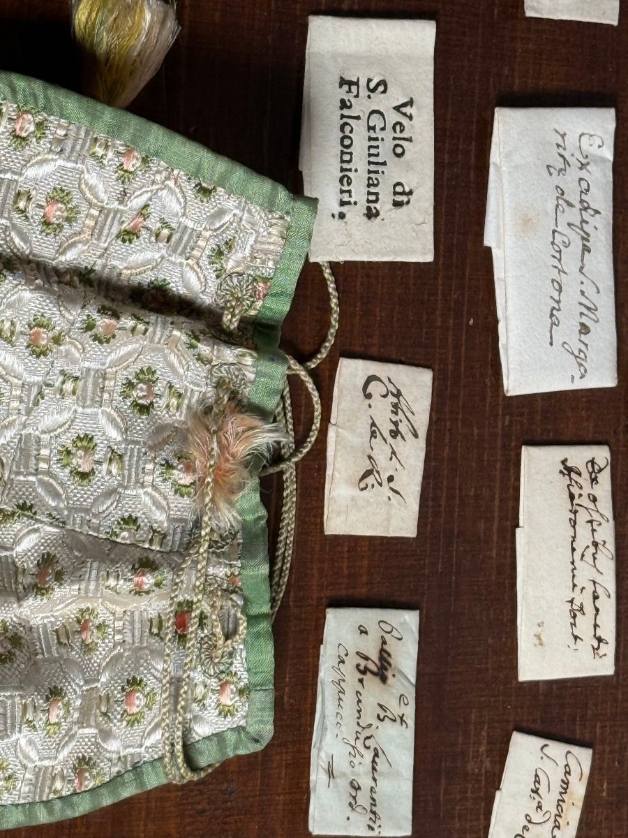 Petit sachet contenant 15 reliques de saints-photo-4