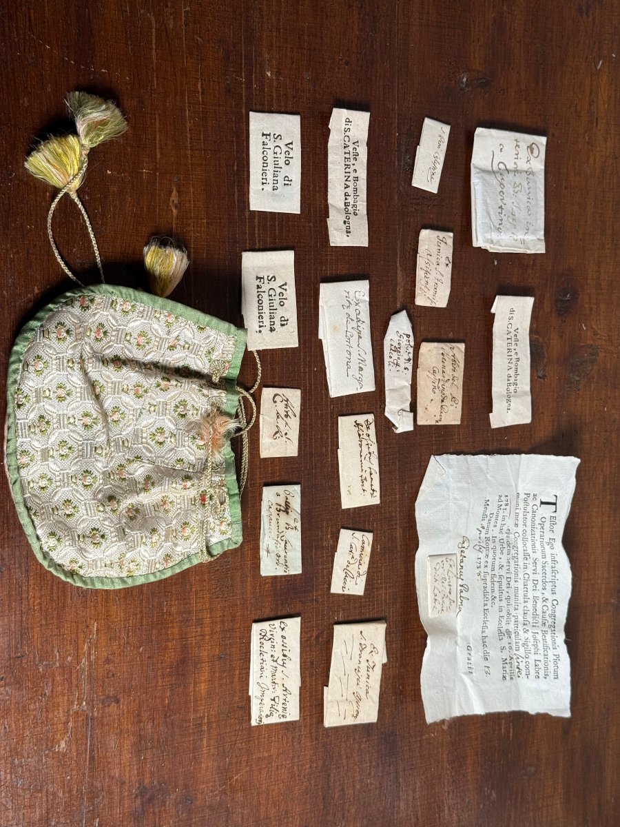 Petit sachet contenant 15 reliques de saints