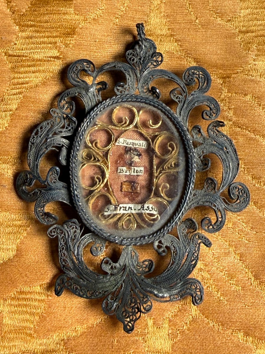 Reliquaire en filigrane d'argent représentant les saints Pascal Baylon et François d'Assise  