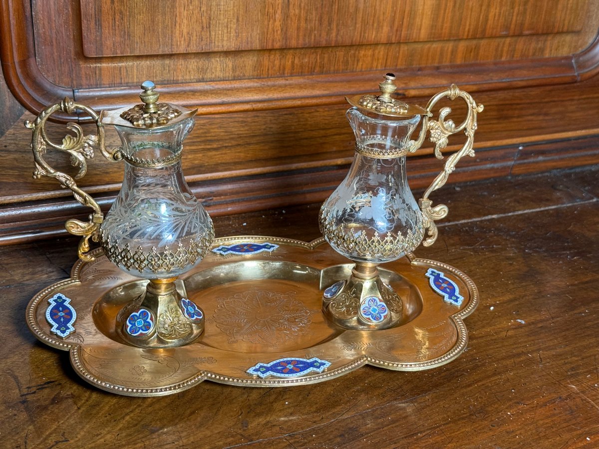 Coquillages en bronze doré, émail et cristal taillé, avec leurs soucoupes.  