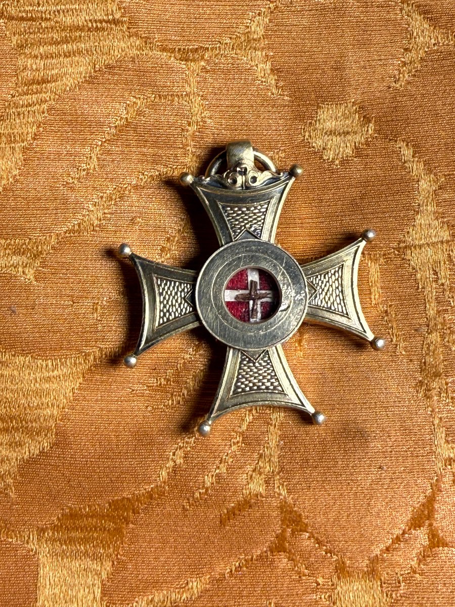 Staurothèque en argent doré  en forme de croix grecque, contenant une relique de la Saint Croix