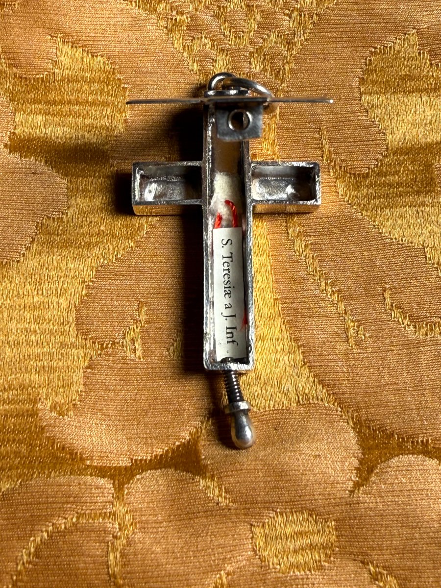 Croix en argent contenant un fragment de l'habit de sainte Thérèse de l'Enfant-Jésus  -photo-3