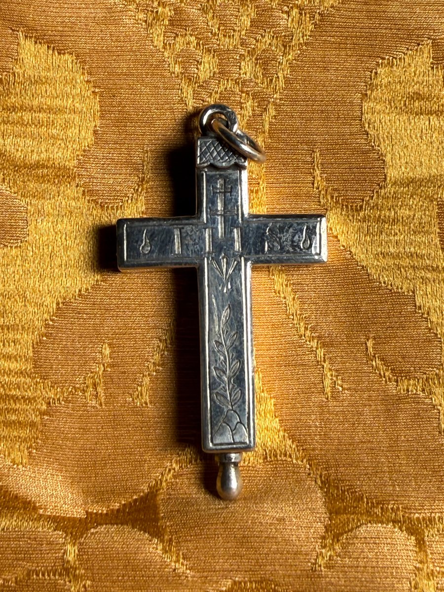 Croix en argent contenant un fragment de l'habit de sainte Thérèse de l'Enfant-Jésus  