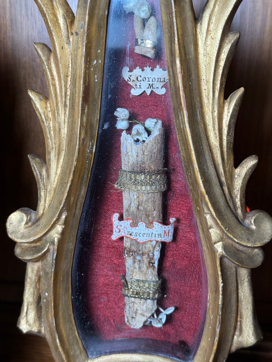Paire de reliquaires sculptés et dorés représentant les saints Coronati Crescezio e Teodulo-photo-2