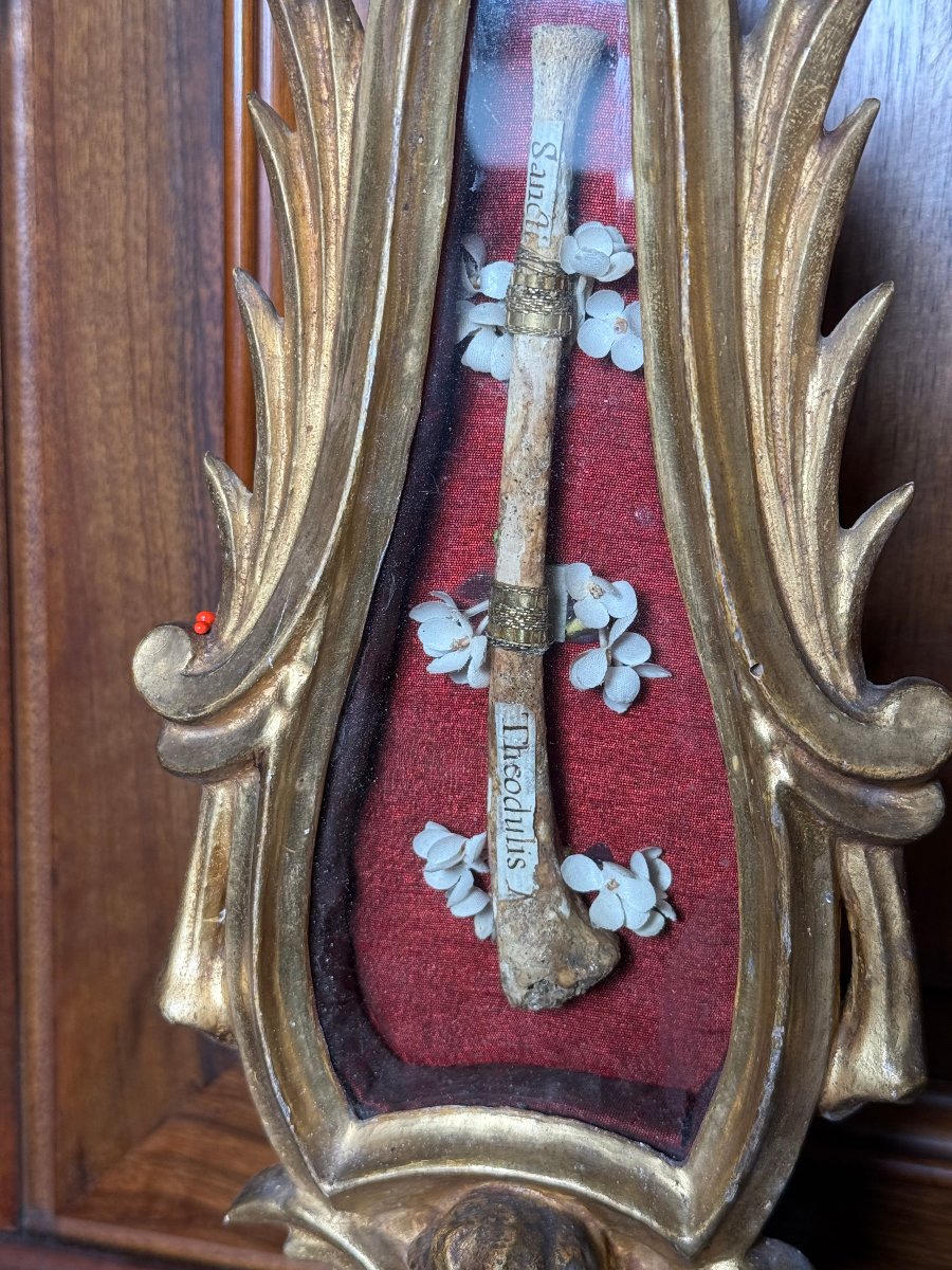 Paire de reliquaires sculptés et dorés représentant les saints Coronati Crescezio e Teodulo-photo-3