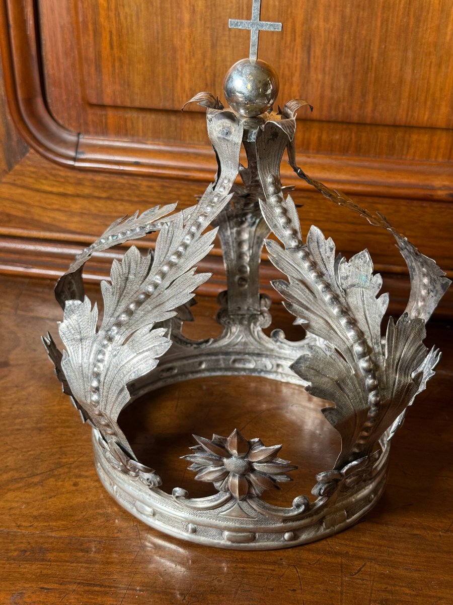 18th-century Chiseled Silver Crown   