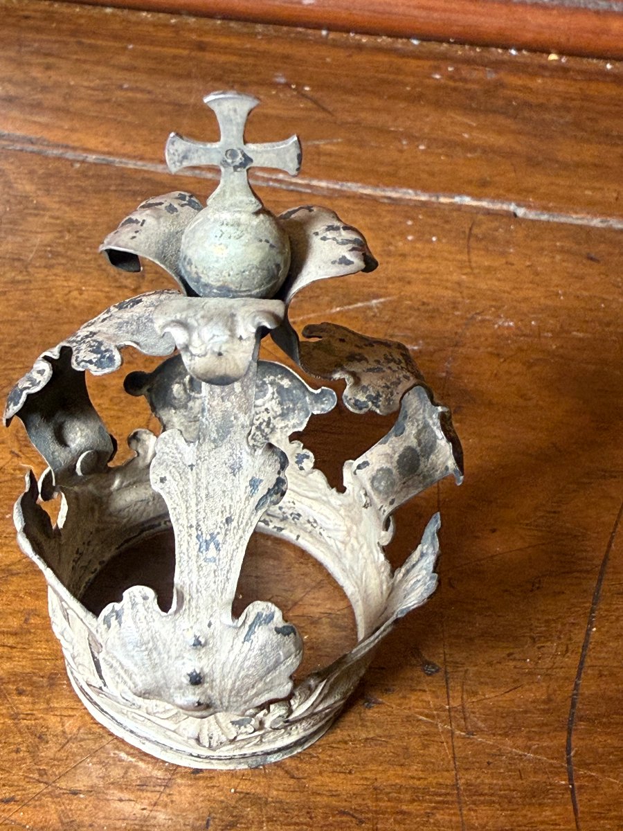 18th-century Chiseled Silver Crown  