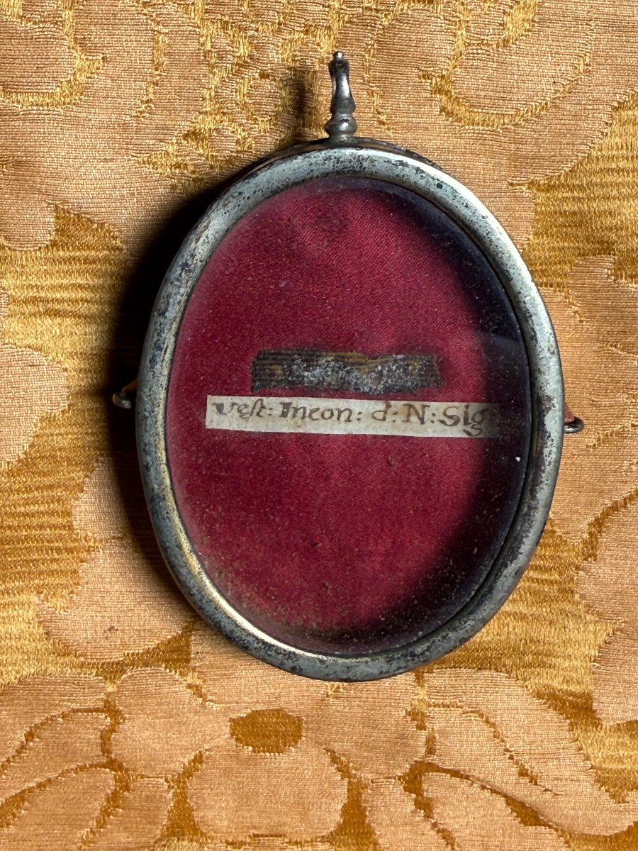 Reliquaire en argent contenant un fragment important de la « Tunique incorruptible » de N.S.G.C