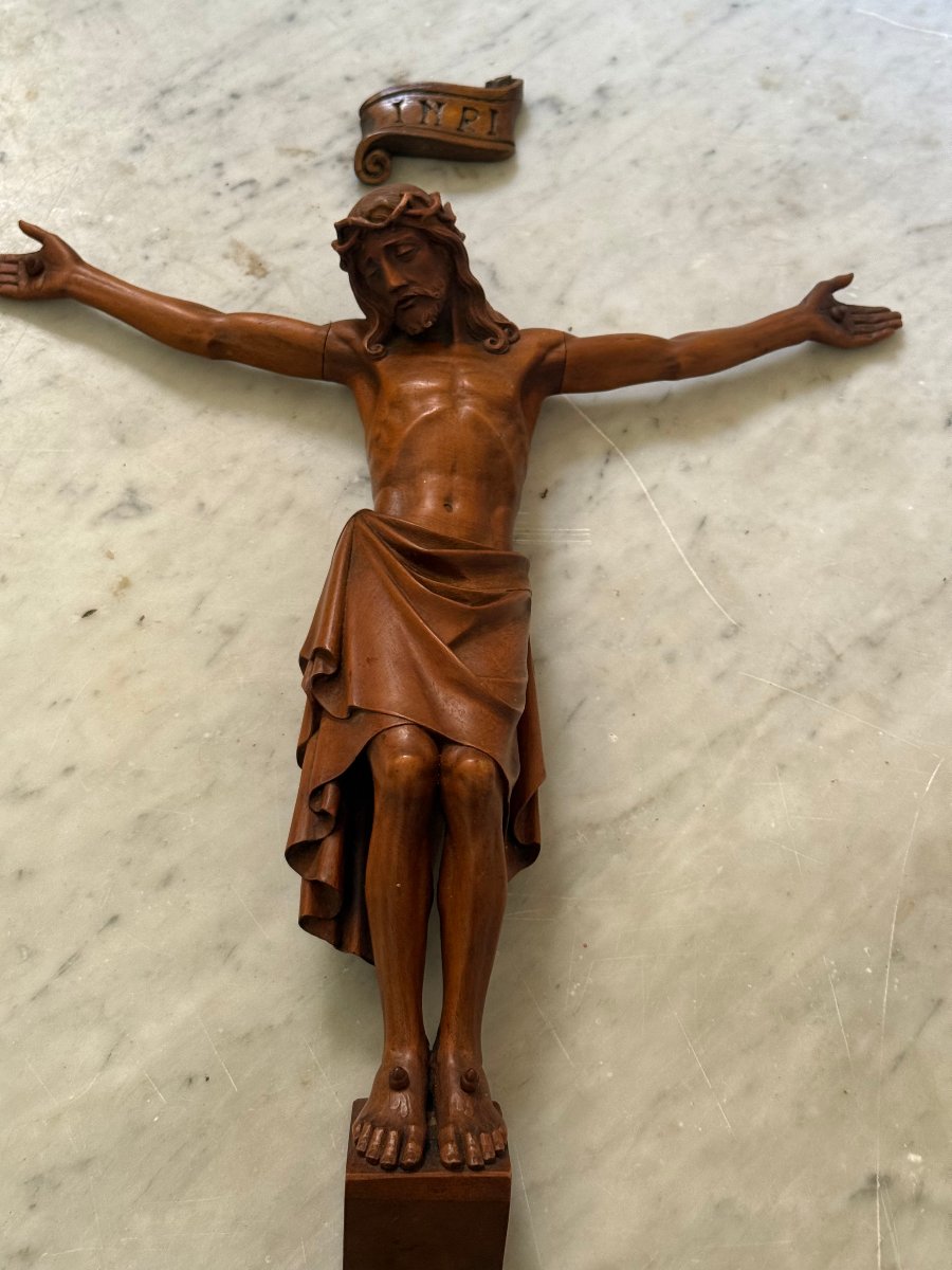 Crucifix en bois sculpté avec son parchemin