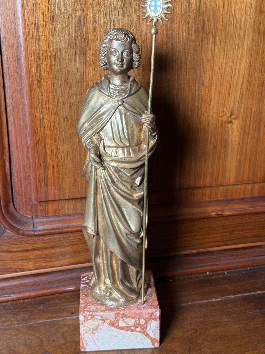 Statuette en bronze représentant un ange tenant dans sa main gauche un bâton relique