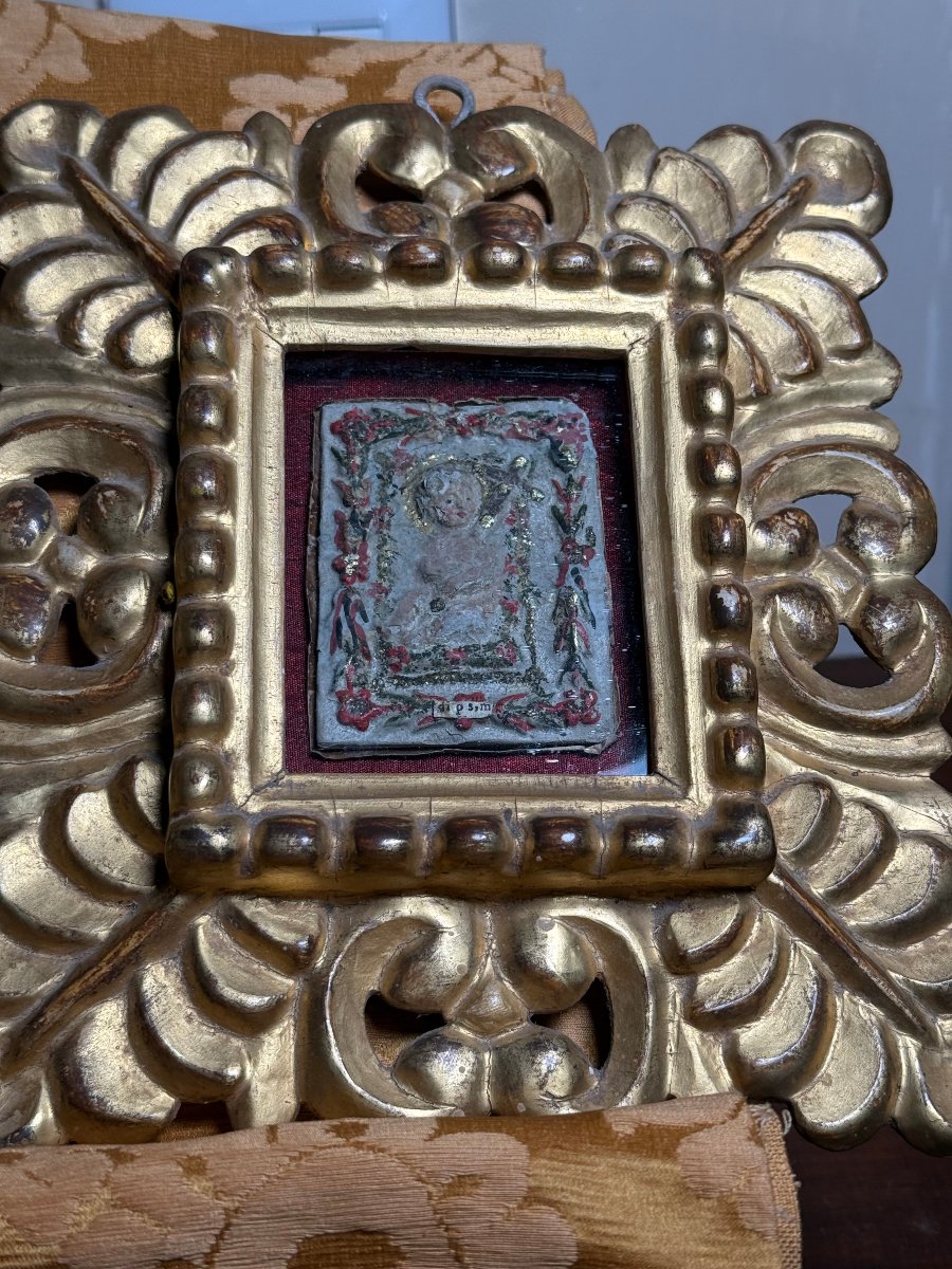 Cadre sculpté et doré à l'or pur, fin XVIIe/début XVIIIe , contenant un pate de saints martyri