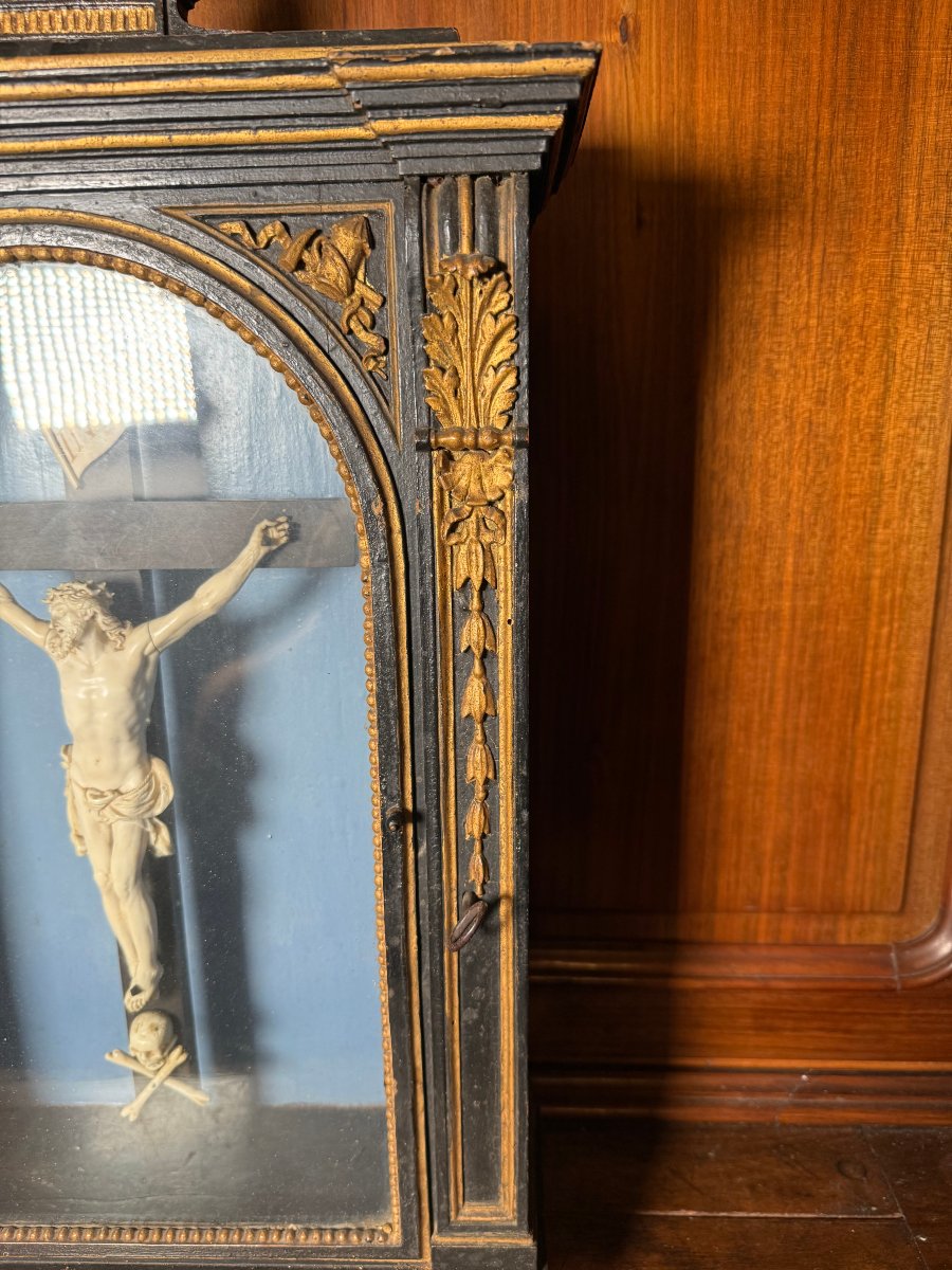 A Wooden Display Case Painted Ebony Black With Carvings In Pure Gold Depicting Christ In Ivory-photo-2