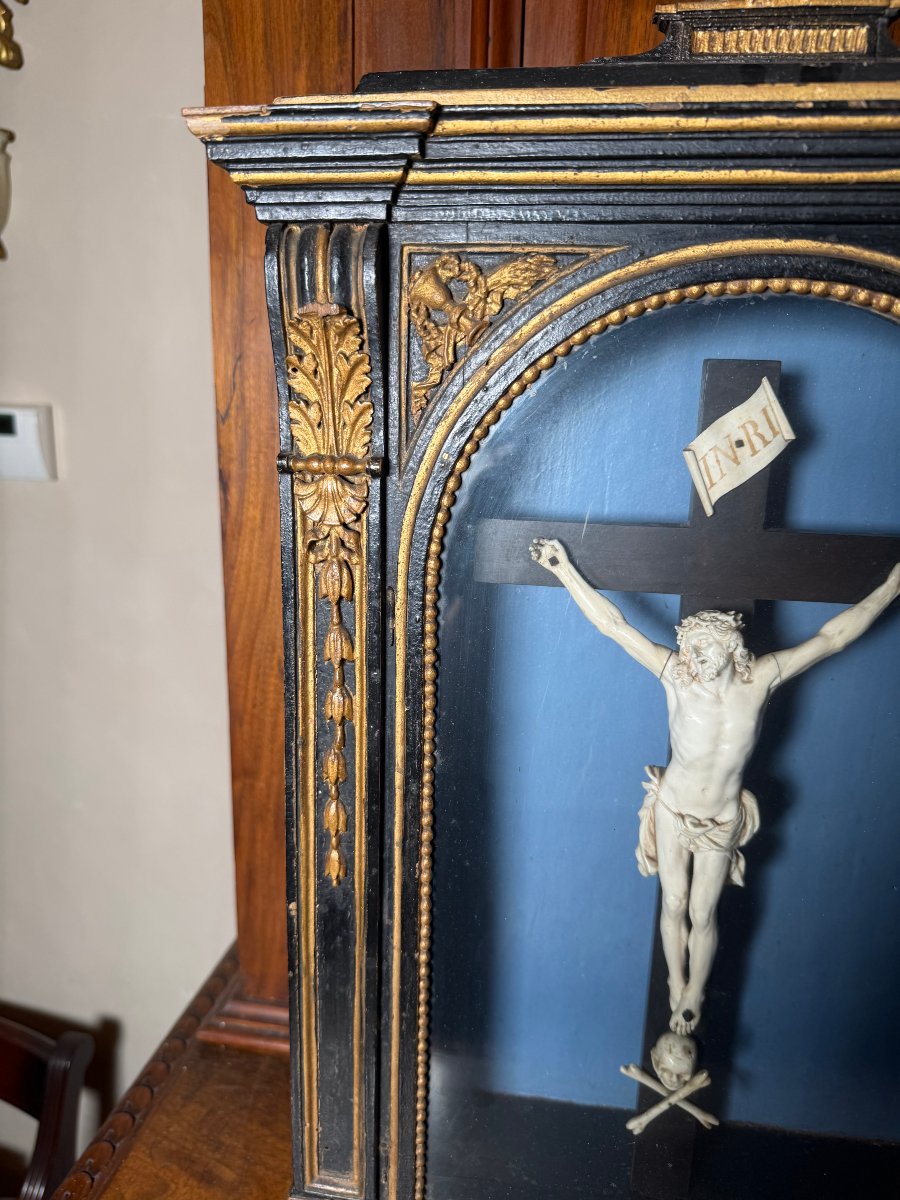 A Wooden Display Case Painted Ebony Black With Carvings In Pure Gold Depicting Christ In Ivory-photo-3