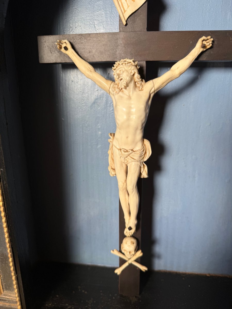 A Wooden Display Case Painted Ebony Black With Carvings In Pure Gold Depicting Christ In Ivory-photo-1