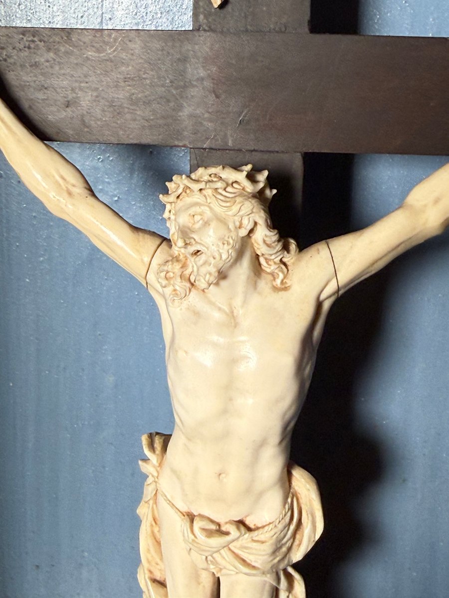 A Wooden Display Case Painted Ebony Black With Carvings In Pure Gold Depicting Christ In Ivory-photo-2