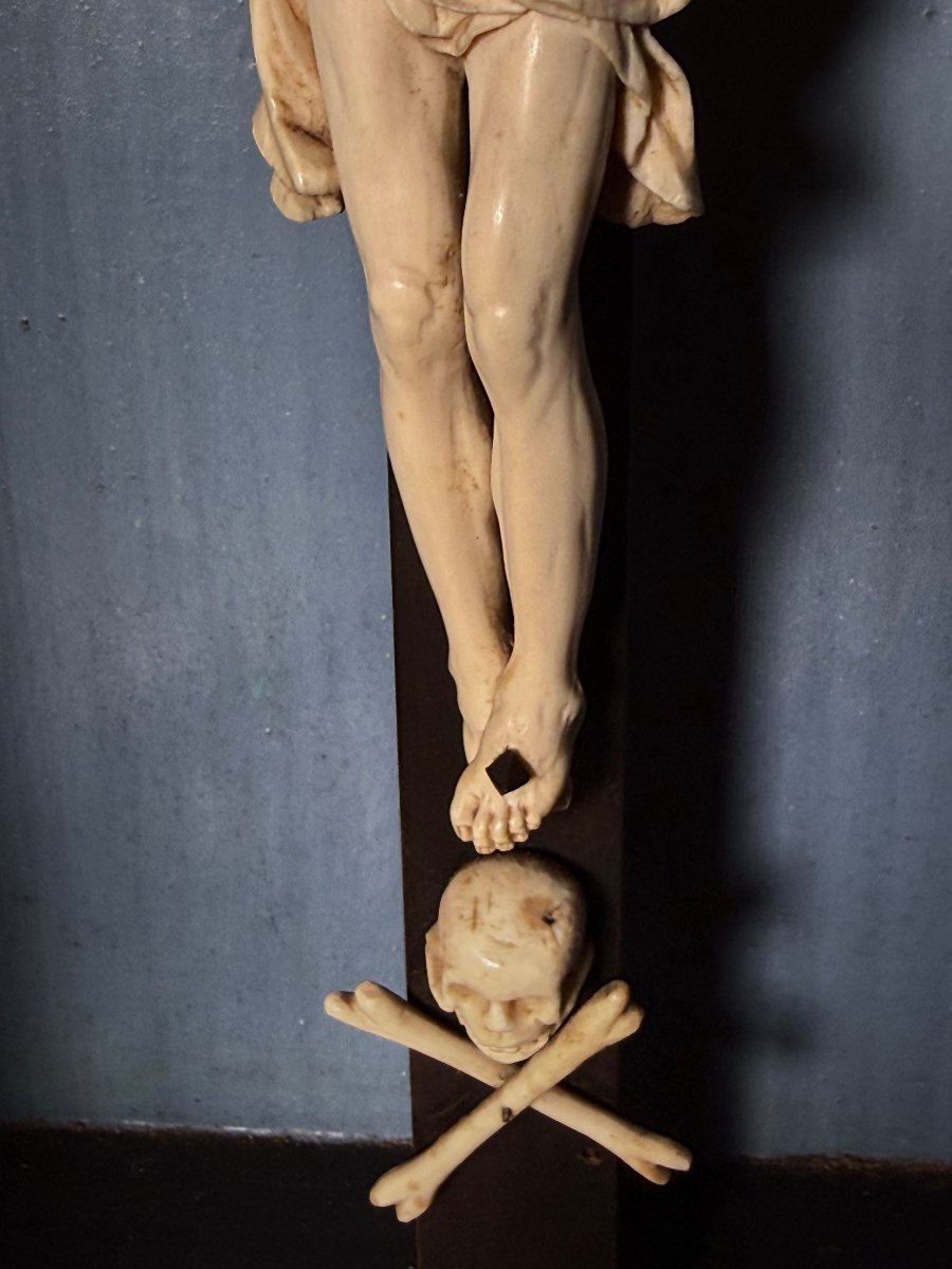 A Wooden Display Case Painted Ebony Black With Carvings In Pure Gold Depicting Christ In Ivory-photo-3