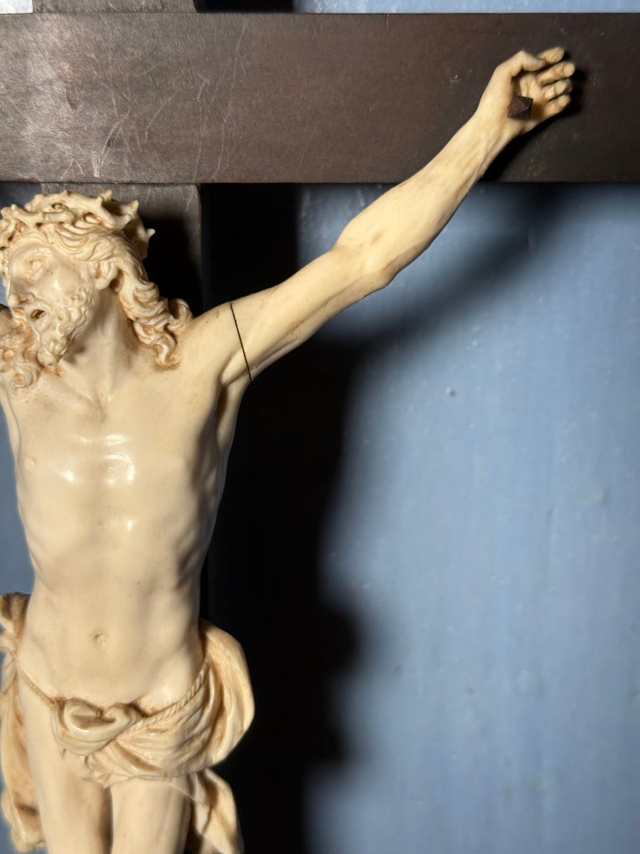 A Wooden Display Case Painted Ebony Black With Carvings In Pure Gold Depicting Christ In Ivory-photo-4