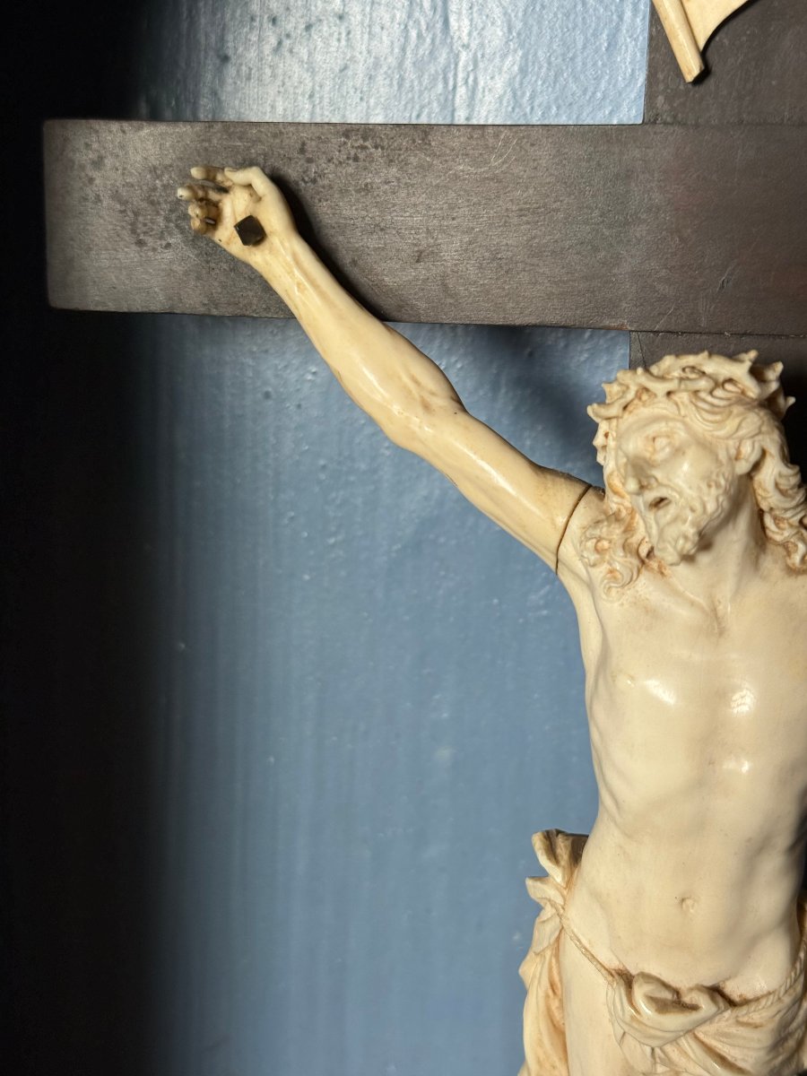 A Wooden Display Case Painted Ebony Black With Carvings In Pure Gold Depicting Christ In Ivory-photo-5
