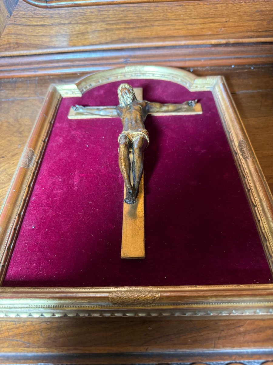 Crucifix en bronze doré du XVIIe siècle, encadré dans un cadre moderne-photo-2