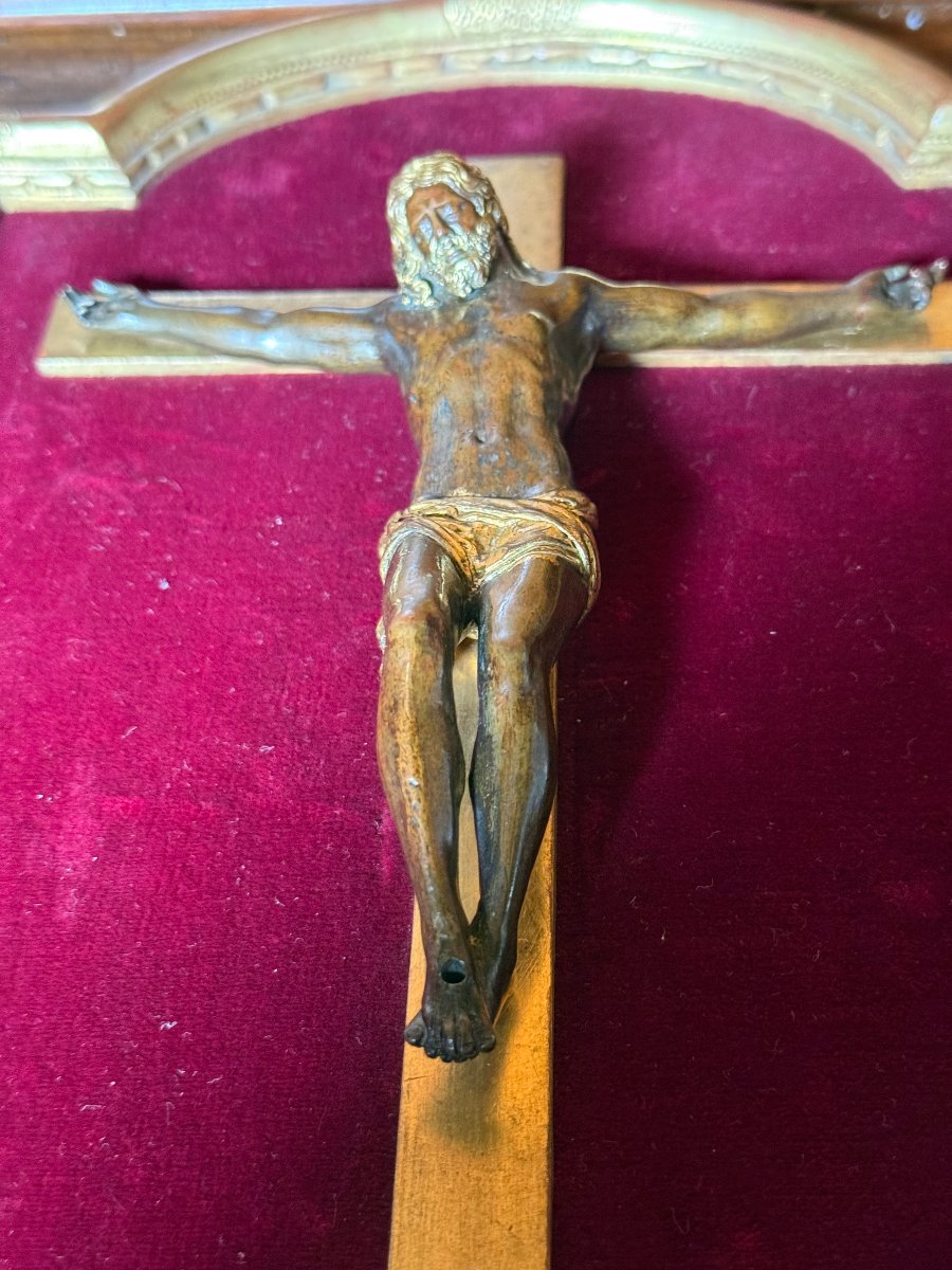 Crucifix en bronze doré du XVIIe siècle, encadré dans un cadre moderne