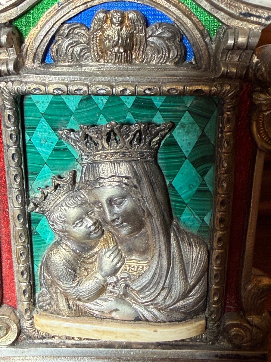  Paix en argent repoussé, orné d'incrustations d'émail et de malachite représentant la Vierge -photo-2