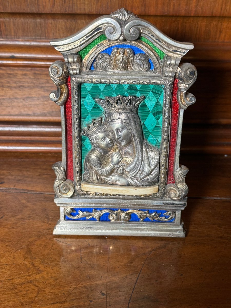  Paix en argent repoussé, orné d'incrustations d'émail et de malachite représentant la Vierge 