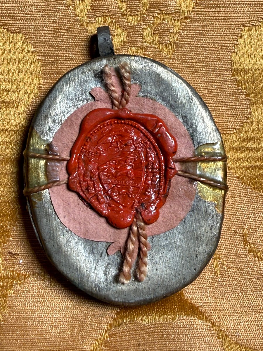 Un reliquaire contenant les reliques de cinq saintes -photo-2