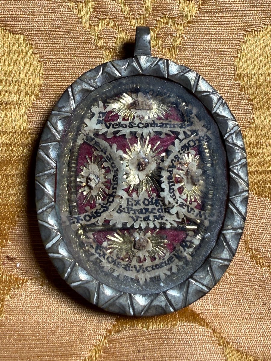 Un reliquaire contenant les reliques de cinq saintes 