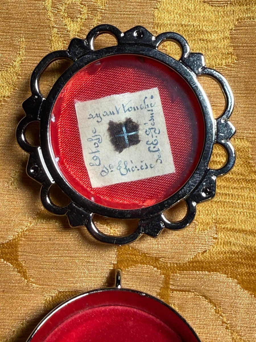 Reliquaire en métal argenté de sainte Thérèse de l'Enfant-Jésus  