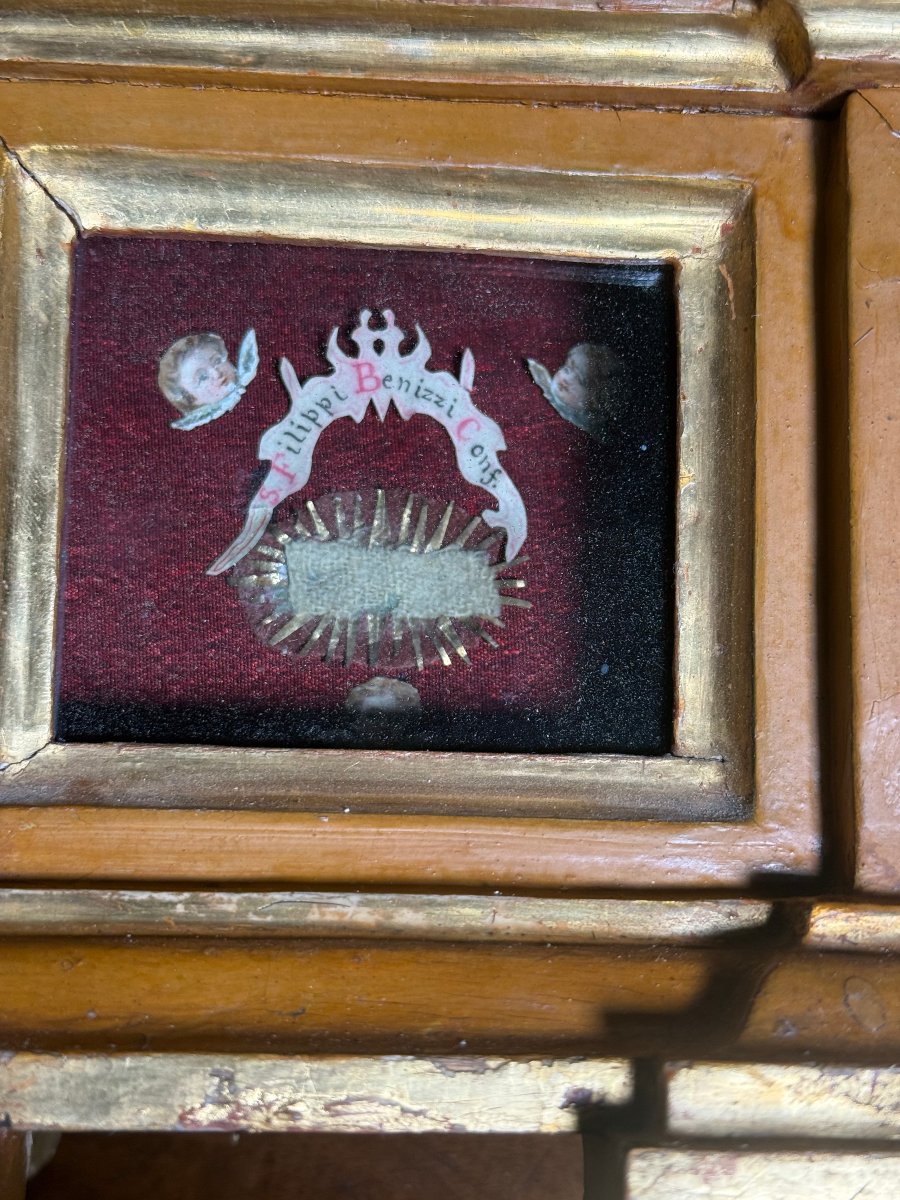 A 17th-century Gilded Wooden Box-shaped Reliquary Containing The Relics Of Five Saints-photo-2
