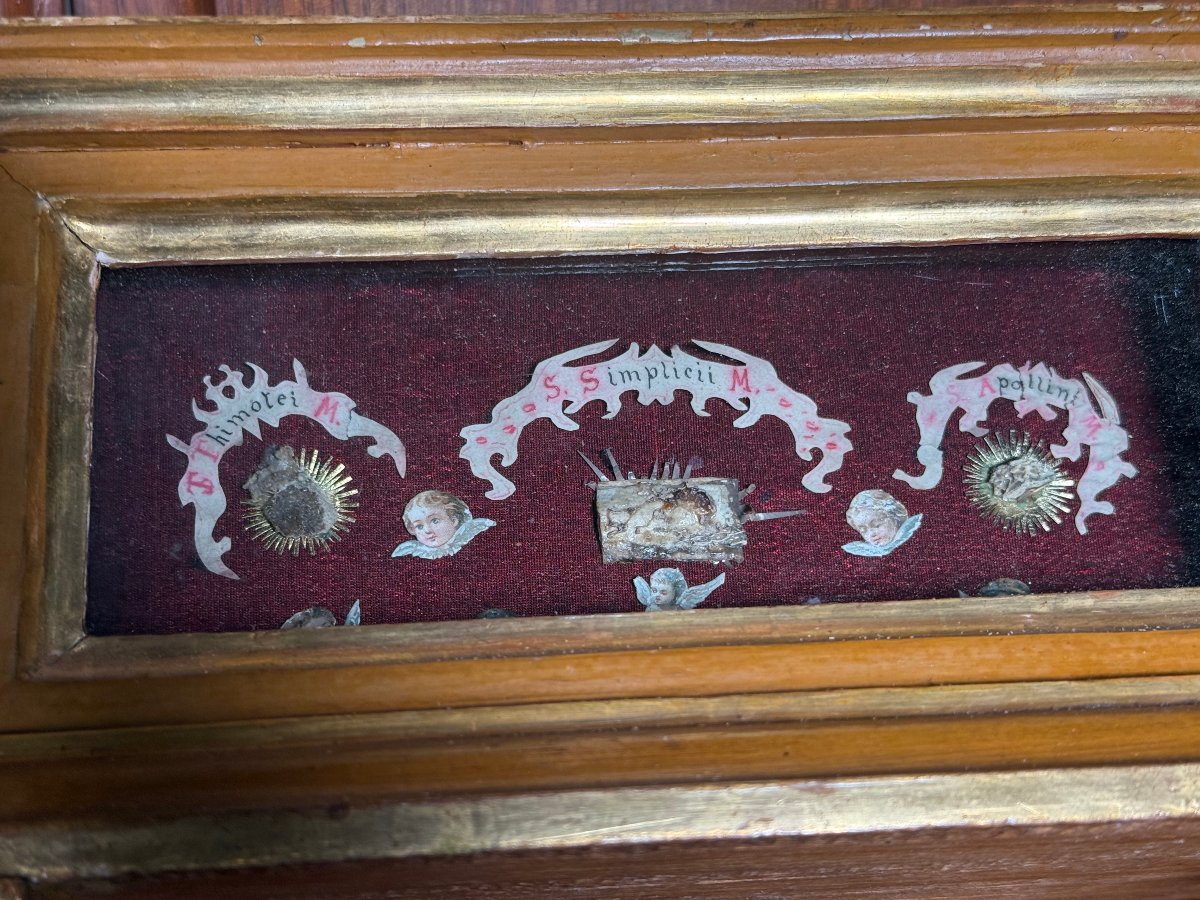 A 17th-century Gilded Wooden Box-shaped Reliquary Containing The Relics Of Five Saints-photo-3